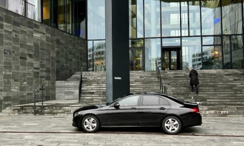 Kvinna som bokat företagsresa med chaufförstjänst via Limhamns Hyrverks hemsida